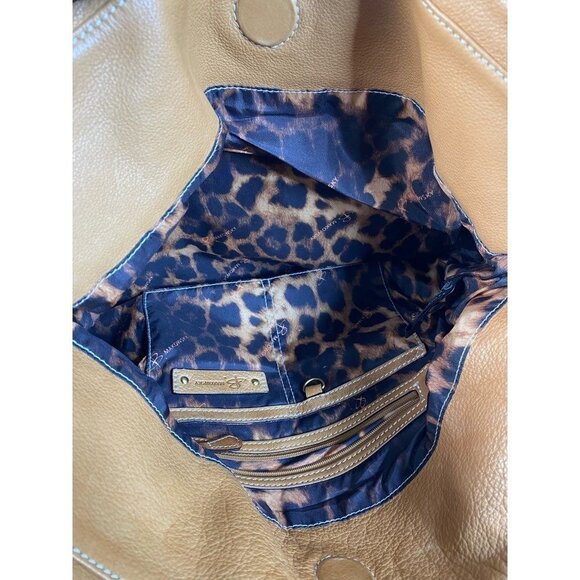 B. Makowsky Womens Shoulder Bag Beige Black‎ Leather Inner Pockets Dual Handle M - Picture 10 of 12